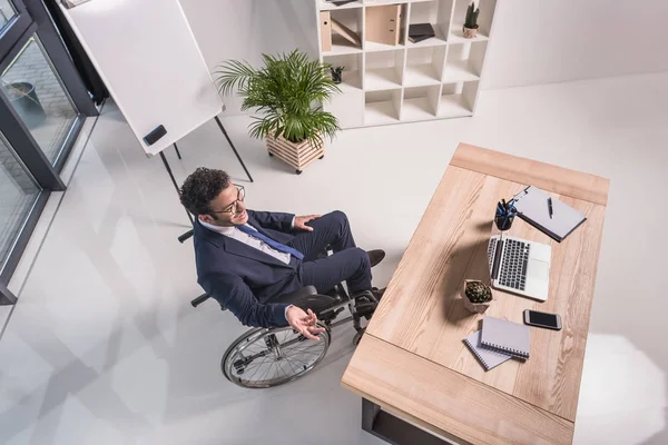 Empresário afro-americano deficiente no escritório — Fotografia de Stock