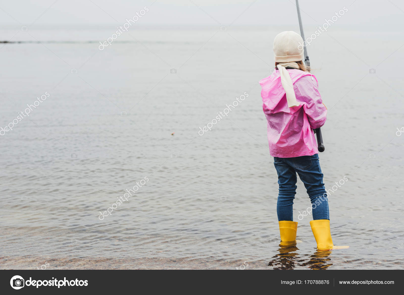 Girl fishing in sea — Stock Photo © AlexLipa 170788876