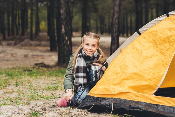 Child installing camping tent — Stock Photo, Image