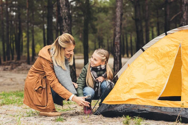 Mãe e filha instalando barraca de acampamento — Fotografia de Stock