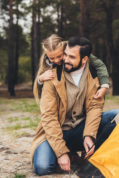 Père et fille installant tente — Photo