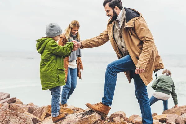 Familjen umgås på stranden — Stockfoto