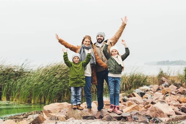 Familia de pie en la costa rocosa — Foto de Stock