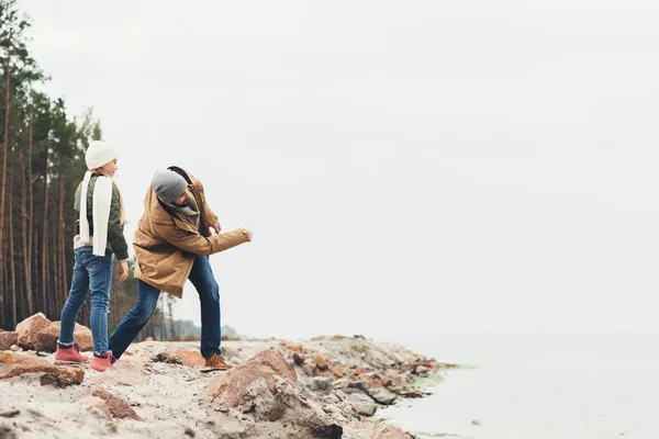 Throwing stones — Stock Photo, Image