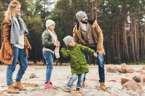 Familj spendera tid tillsammans på naturen — Stockfoto