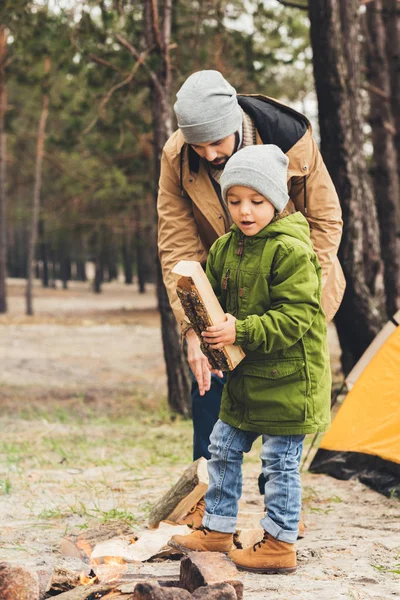 Pai e filho com madeira para fogueira — Fotografia de Stock