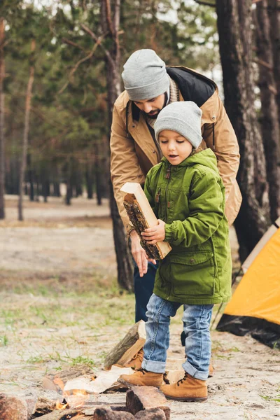 Padre e hijo con leña para hoguera — Foto de Stock