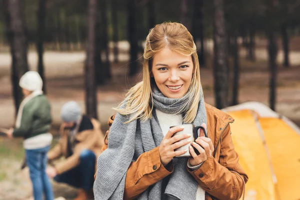 Woman with mug of hot drink outdoors — Stock Photo, Image