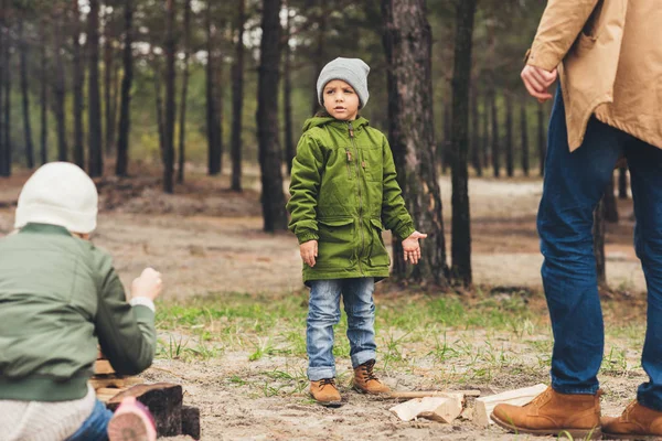 Pojke som spenderar tid på naturen med familj — Stockfoto