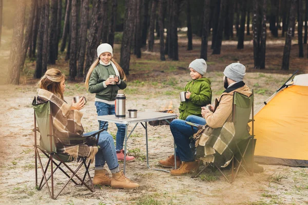 キャンプ旅行を持っている家族 — ストック写真