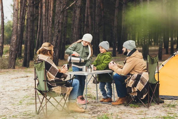 Familjecamping tillsammans — Stockfoto