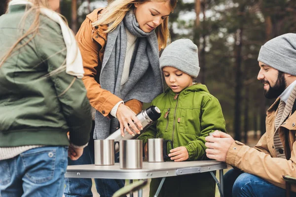 Matka, nalil čaj z termosky pro děti — Stock fotografie