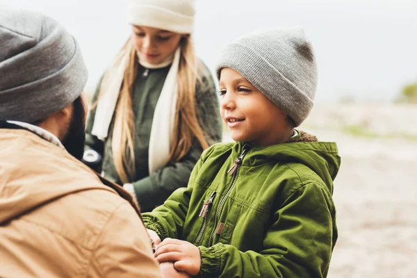 Padre trascorrere del tempo con i bambini all'aperto — Foto Stock