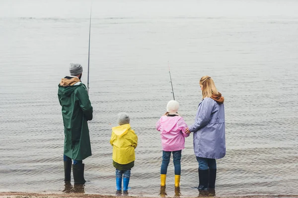 Family fishing together — Stock Photo, Image