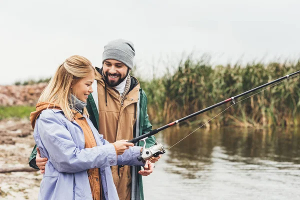 Casal pesca juntos — Fotografia de Stock