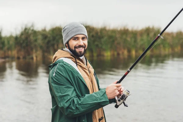 Homem pesca no dia nublado — Fotografia de Stock