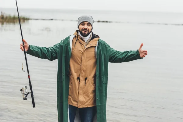 Hombre mostrando el tamaño de los peces — Foto de Stock