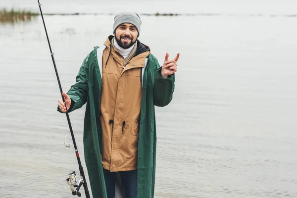 Man visar storleken på fisk — Stockfoto