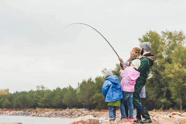 Family fishing — Stock Photo, Image