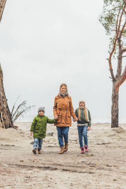 Anne ve çocuklar açık havada yürüyüş