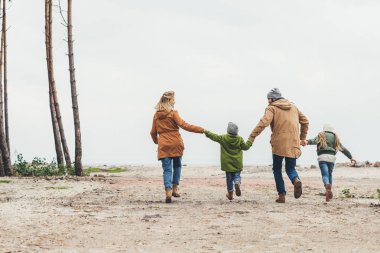 Aile çalıştıran ve tutan eller