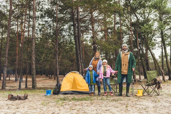 Família acampar na floresta — Fotografia de Stock