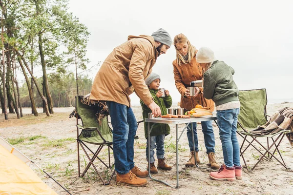 Família fazendo piquenique na natureza — Fotos gratuitas