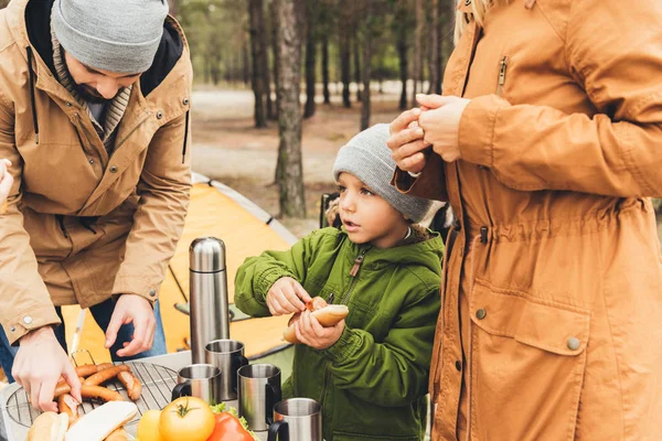 Familie beim Picknick — Stockfoto