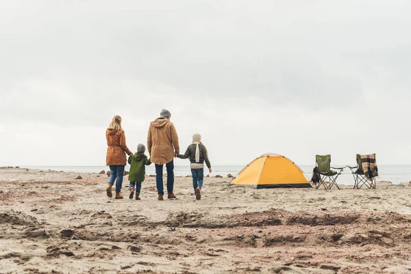 Família caminhando para a barraca de acampamento — Fotografia de Stock