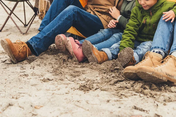 모래에 앉아 가족 — 스톡 사진