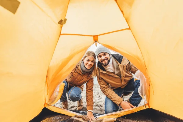 Para szuka o namiot kempingowy — Zdjęcie stockowe