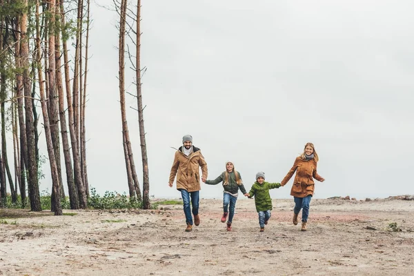 Familjen kör och håller händerna — Stockfoto