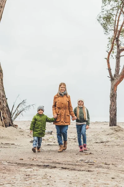 Madre e hijos caminando al aire libre — Foto de Stock