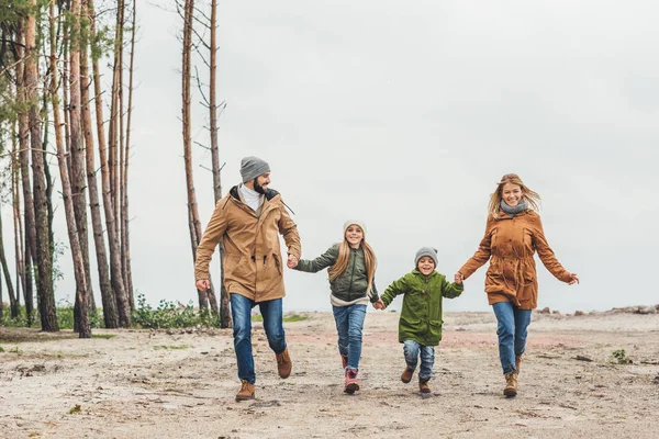 Family running and holding hands — Stock Photo, Image