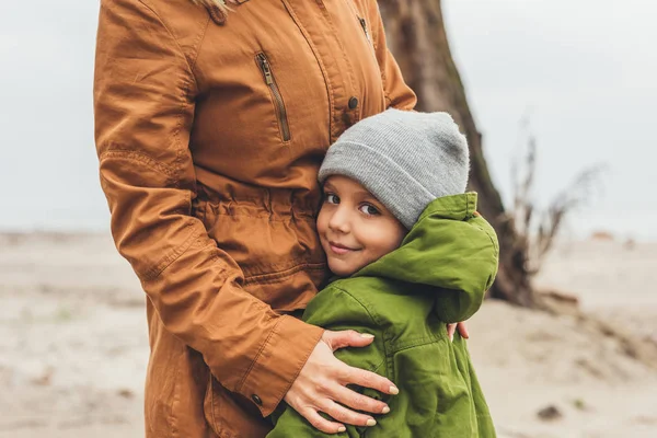 Madre e figlio abbracciare all'aperto — Foto Stock