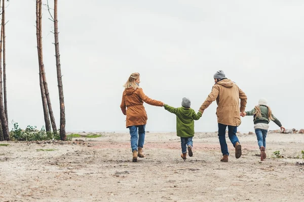 Семья бежит и держаться за руки — стоковое фото