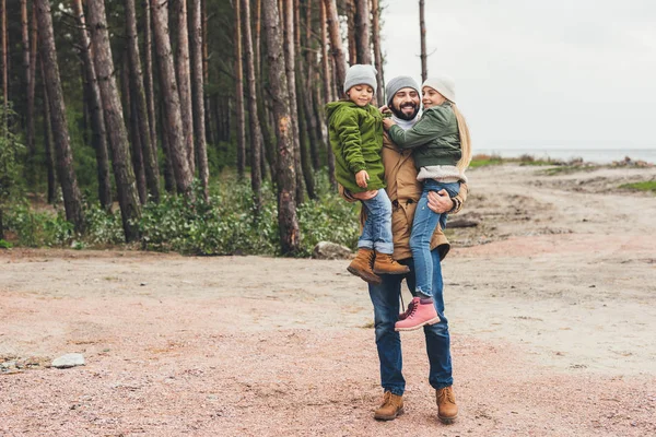 Far och barn ha roligt på naturen — Stockfoto