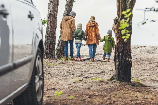 Rodinné procházky a drží ruce — Stock fotografie