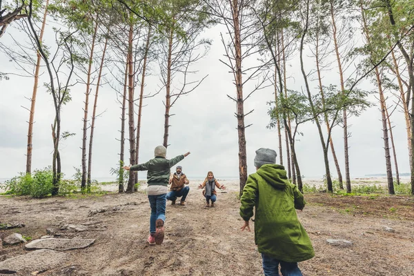 Enfants courant vers les parents — Photo