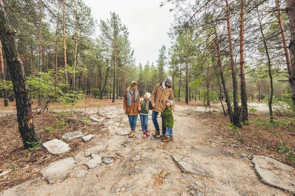 Family standing on forest pathway — Stock Photo, Image