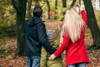 Sonbahar parkında bir aile