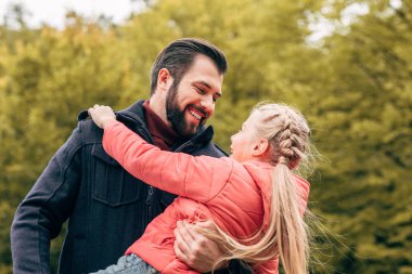 Baba ve kız parkta eğleniyor