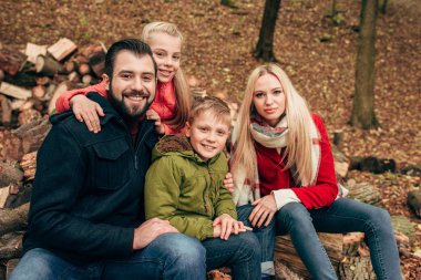 Sonbahar parkında mutlu bir aile 