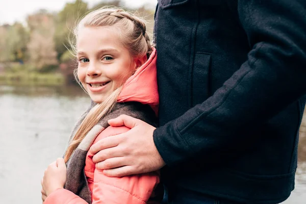 Lycklig far och dotter i park — Stockfoto