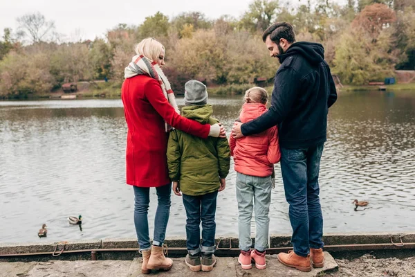 Family near lake in park — Stock Photo, Image