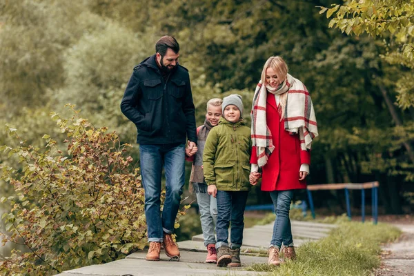 Familjen går i höst park — Stockfoto