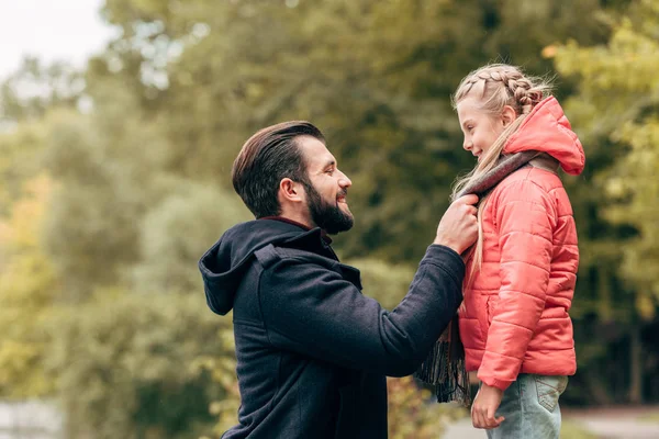 Lycklig far och dotter i park — Stockfoto