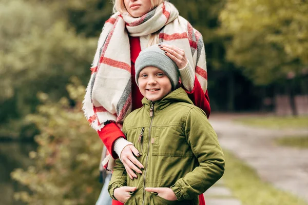 Matka se synem v parku — Stock fotografie