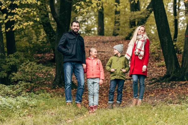 Family walking in autumn park — Stock Photo, Image