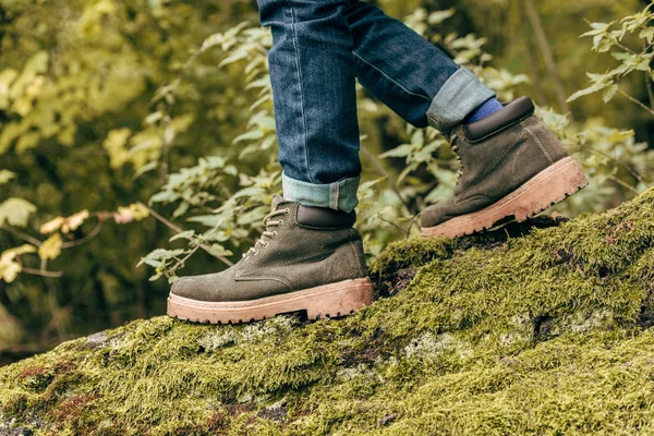 Menino em sapatos de outono — Fotografia de Stock Grátis